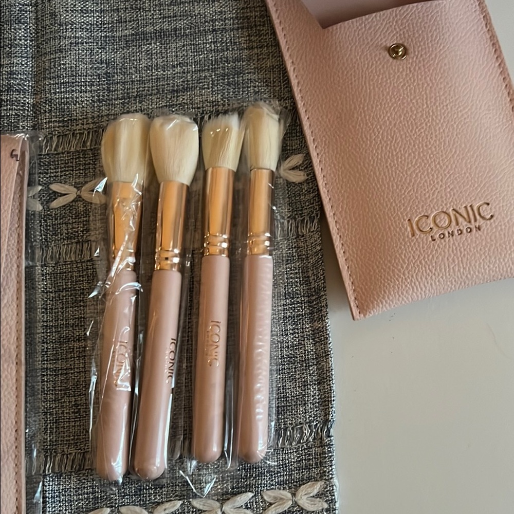 Iconic💐 London Brush set and pouch